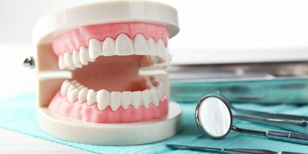 Grinding teeth demonstration
